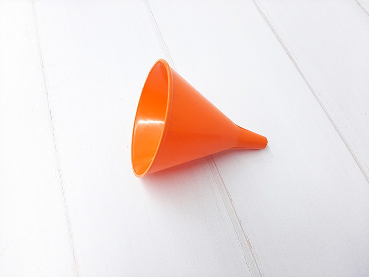BAZAR: EMBUDO PLASTICO COLORES NRO.8 (N)